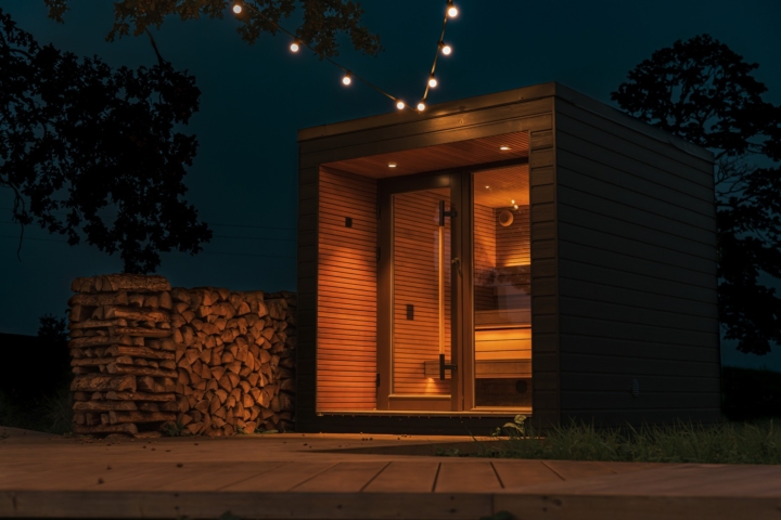 Designer outdoor sauna by Auroom in night setting